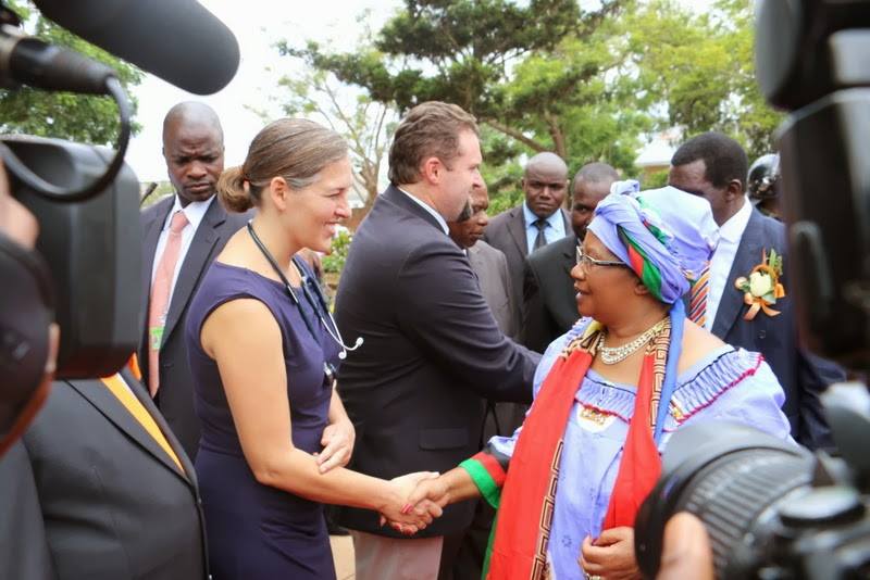 Joyce Banda President of Malawi shakes volunteers hand