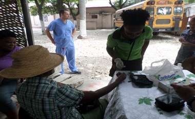 A team member from Sinai’s Health Department doing glucose testing