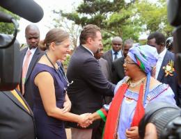 Joyce Banda President of Malawi shakes volunteers hand
